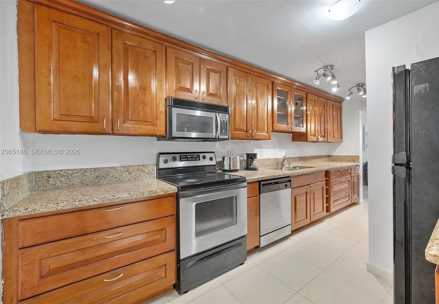 Eastern Shores White Hous — Photo 3