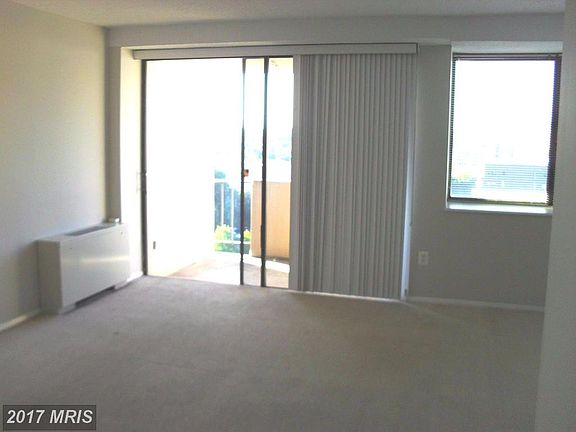 sliding glass doors to he balcony