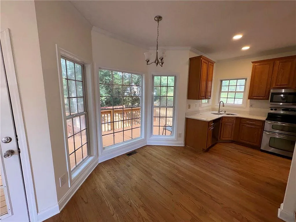 4 bed, 2.5 bath, $3,050 — Photo 3