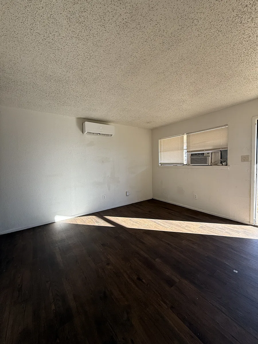 Building Photo - 824 Vanda Ave