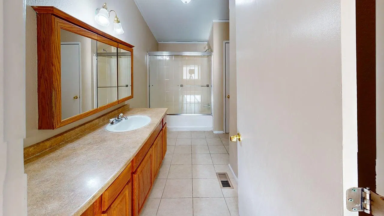 4 bed, 1404 sqft, $1,825 — Photo 3