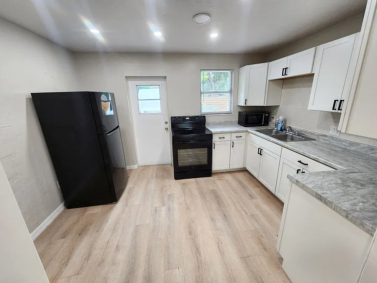 3133 Myrtle St — Photo 4