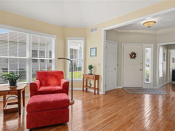 3rd image of 1021 Sutherland Way
