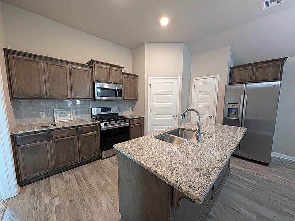 5th image of 936 SW 139th St