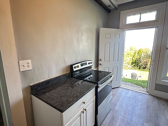 4th image of 932 Summit Ave #5