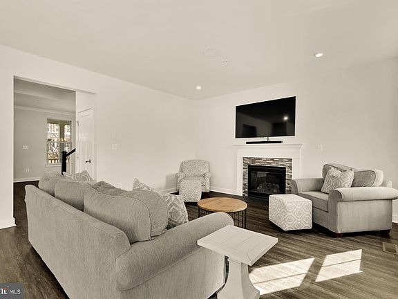 4th image of 2269 River Birch Rd