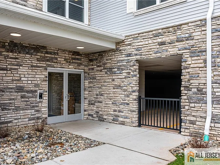 1025 Raritan Rd #414 — Photo 3