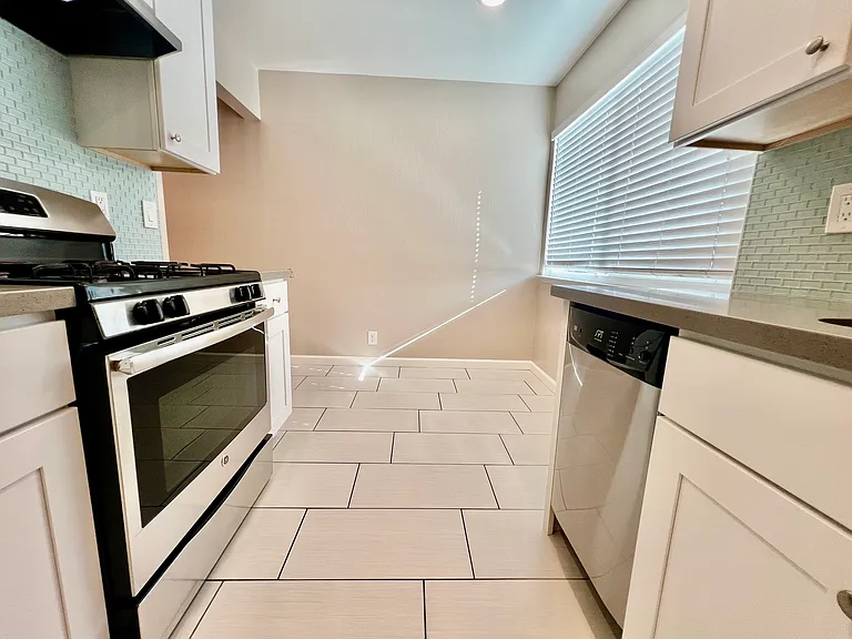 510 Castro St #A — Photo 11
