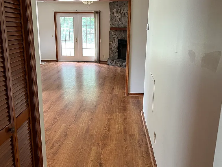 511 Moeckel Ln — Photo 2