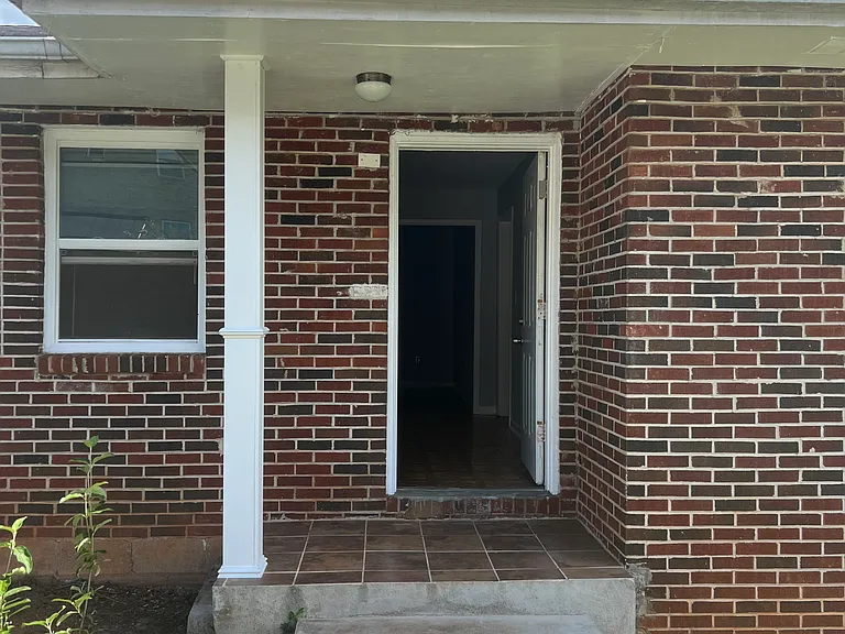 305 W Oak St #B — Photo 1