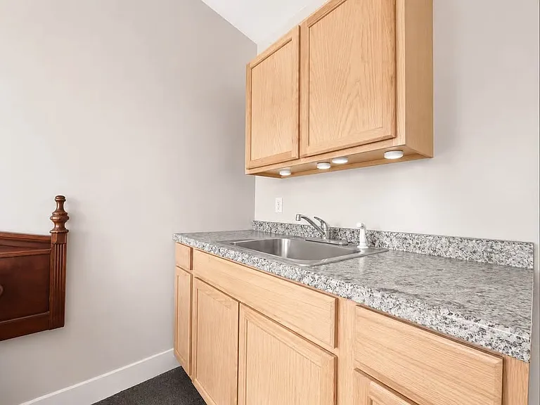 656 N High St — Photo 2