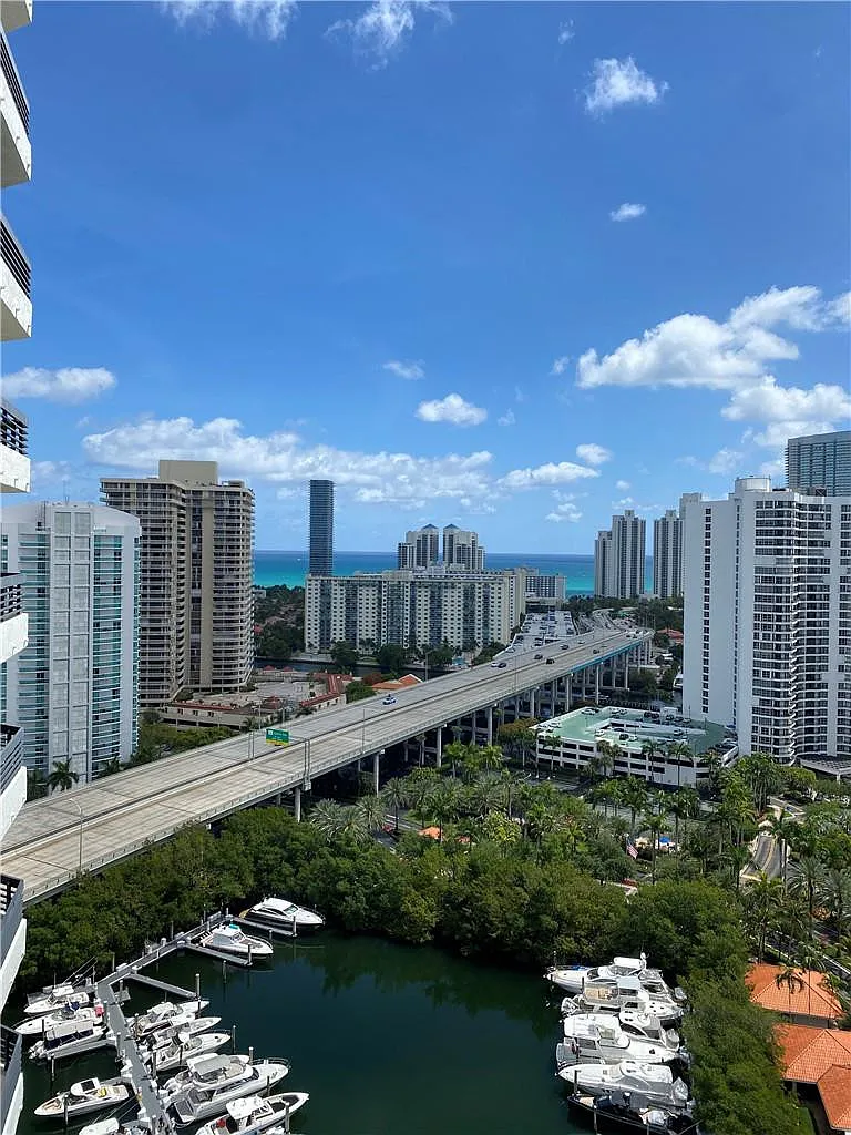 2 bed, 2.0 bath, 1353 sqft, $3,600 — Photo 3