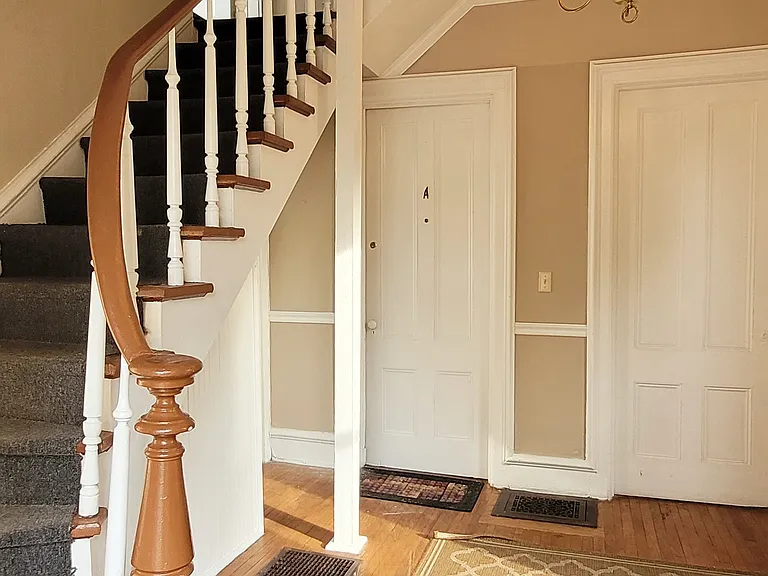 517 W. Gray Foyer