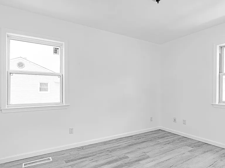 1411 E Congress St — Photo 18