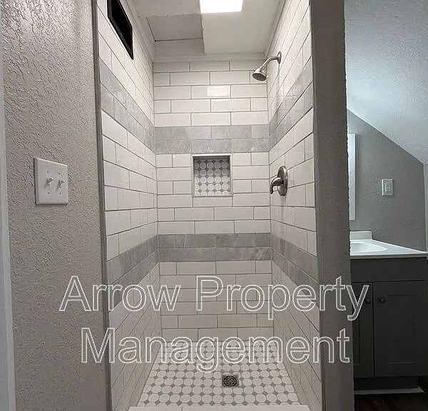 2442 Vine St #3 — Photo 5