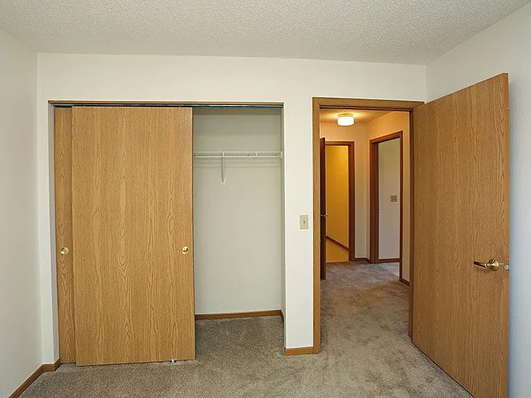 BAY MANOR APARTMENTS — Photo 26