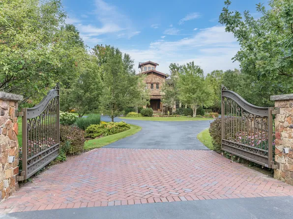 7S719 Donwood Dr, Naperville, IL 60540