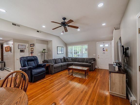 5th image of 54 Stearns Dr