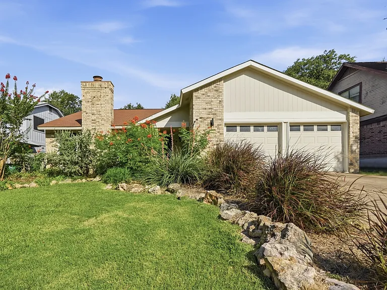 7806 Lowdes Dr — Photo 2
