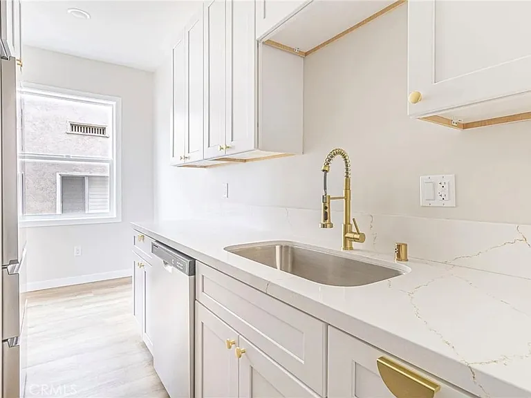 1827 E 4th St #2 — Photo 6