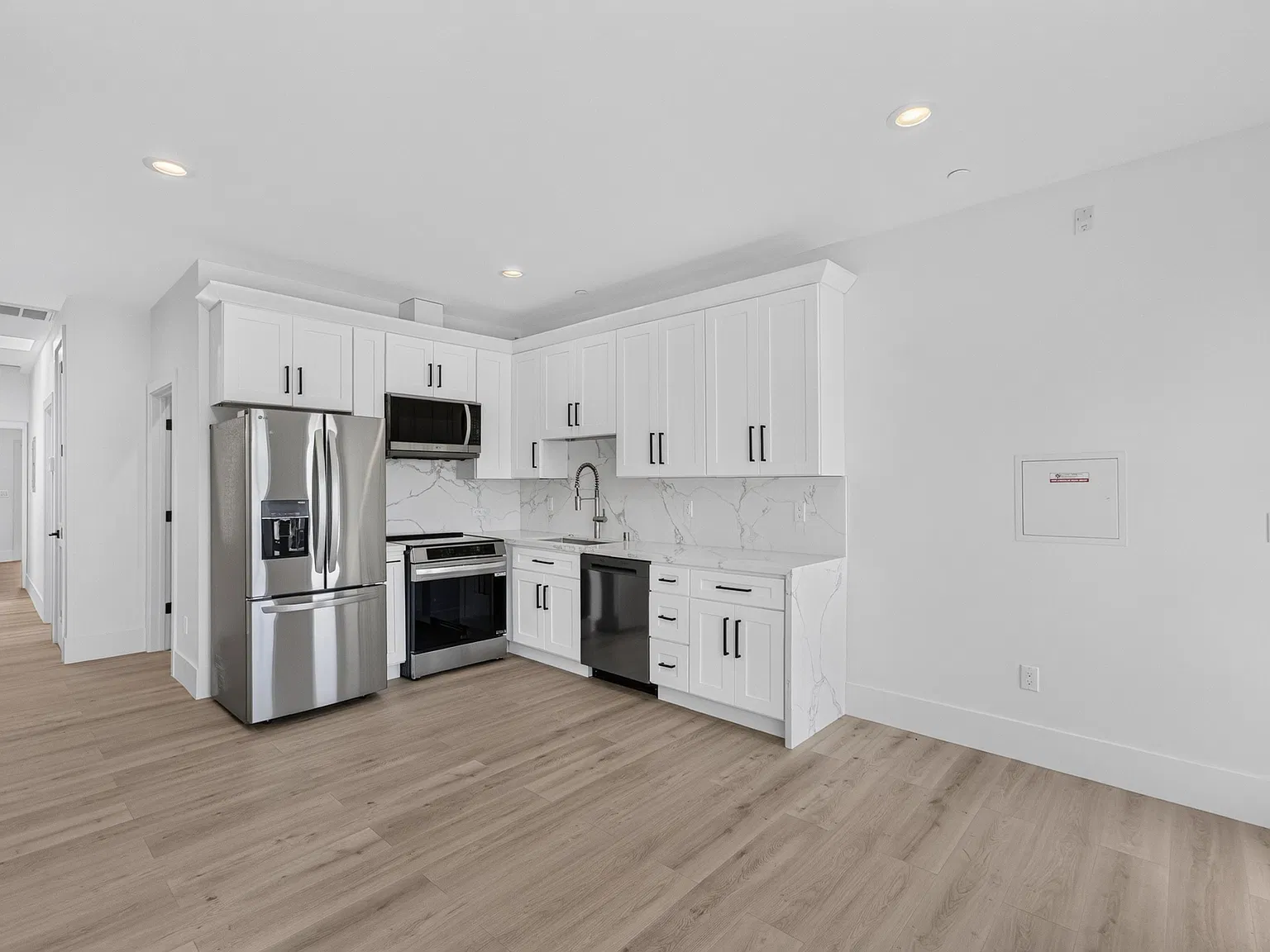 2 bed, 850 sqft, $3,975 — Photo 3
