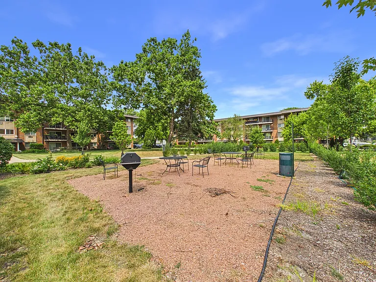 2210 S Goebbert Rd #226 — Photo 41