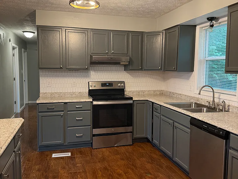 311 Royalty Dr — Photo 3