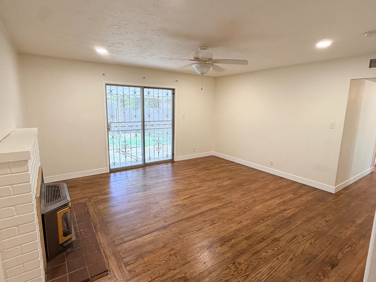 3 bed, 1066 sqft, $2,000 — Photo 3