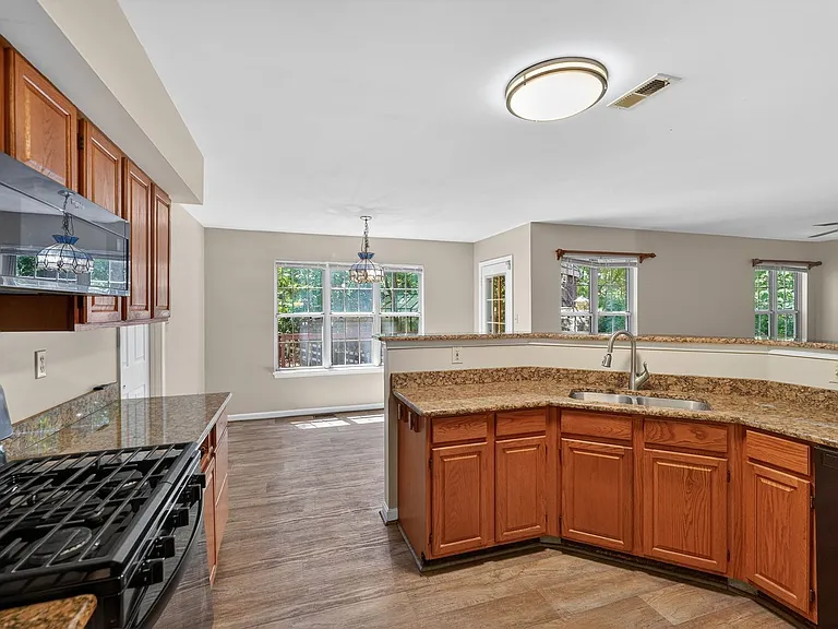 3006 Freedom Ct N — Photo 3