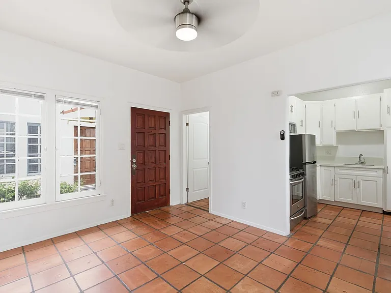 979 S. Ardmore Avenue — Photo 1