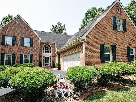3rd image of 3943 Clairmont Dr NE