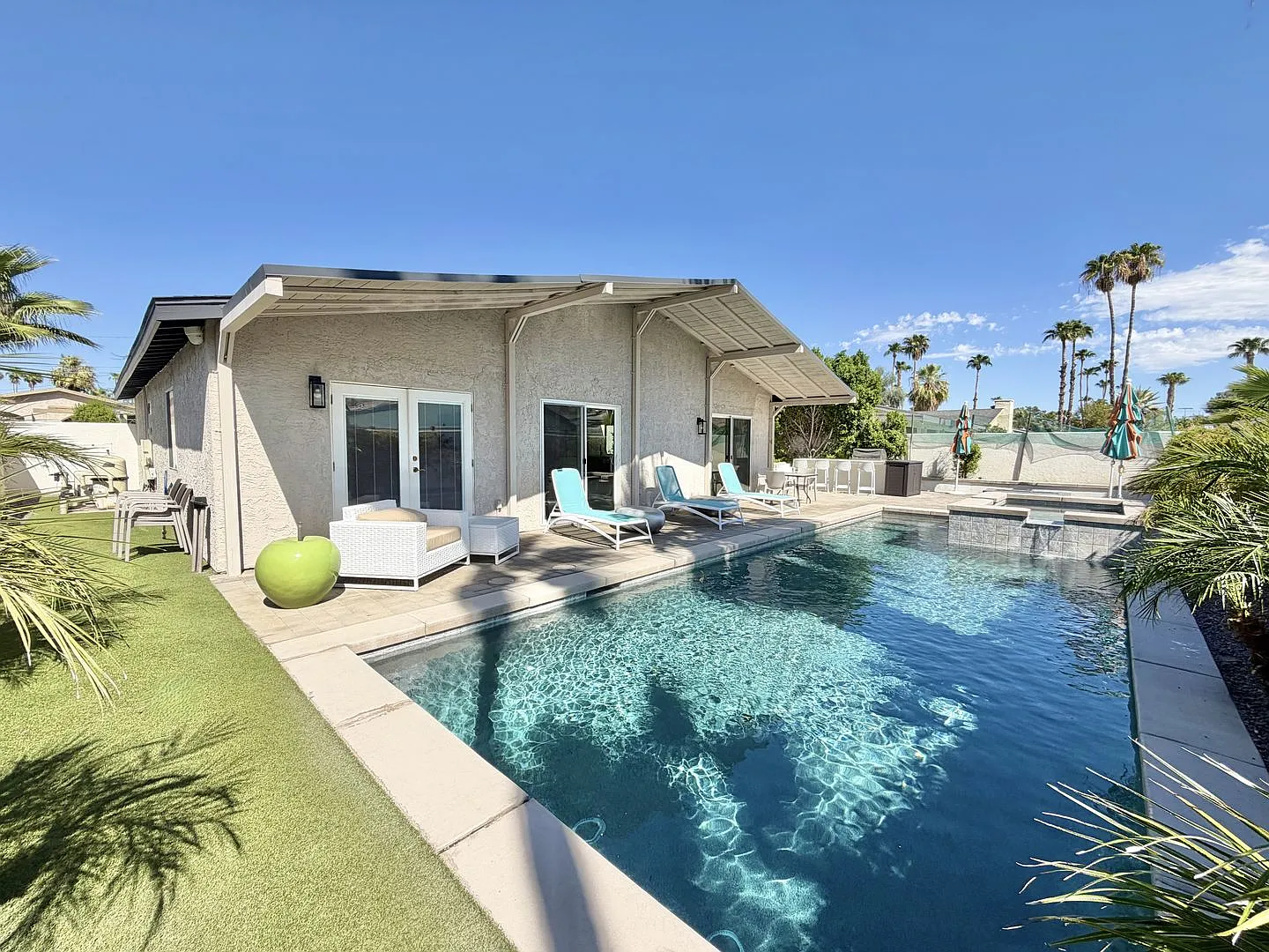 Available Now!! Gorgeous 3 Bedroom, 2 Bathroom House With Pool!! — Photo 1