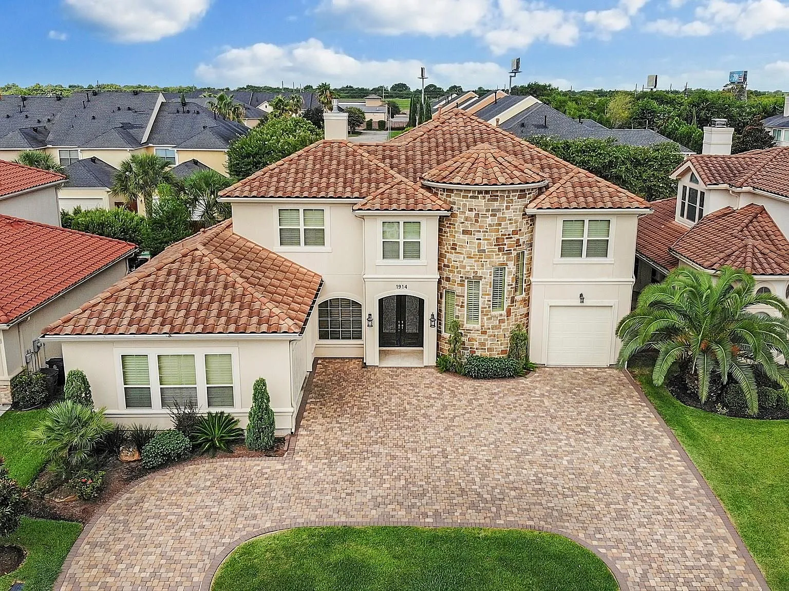 5 bed, 4.5 bath, 4425 sqft, $6,000 — Photo 2