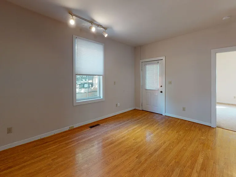 1122 Market St E — Photo 8