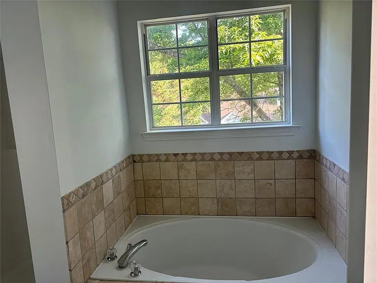 300 Harcourt Pl — Photo 27