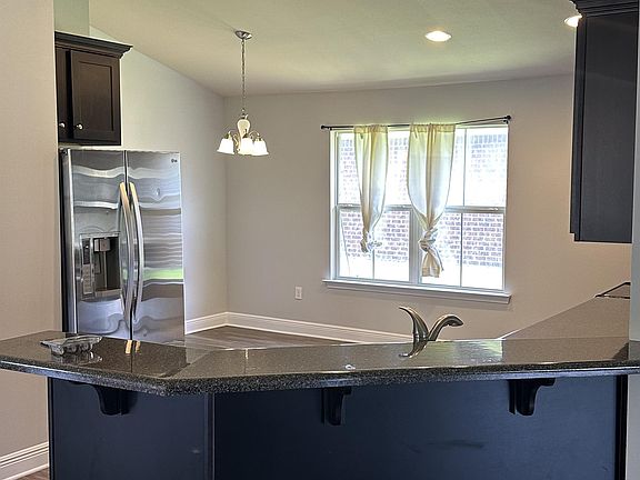 4th image of 10601 Roundhill Dr