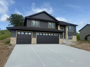 610 Mulligan Dr, Zumbrota, MN 55992