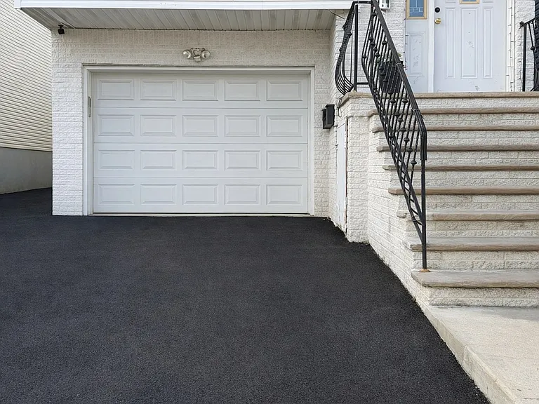PARKING ON DRIVEWAY (1 CAR)