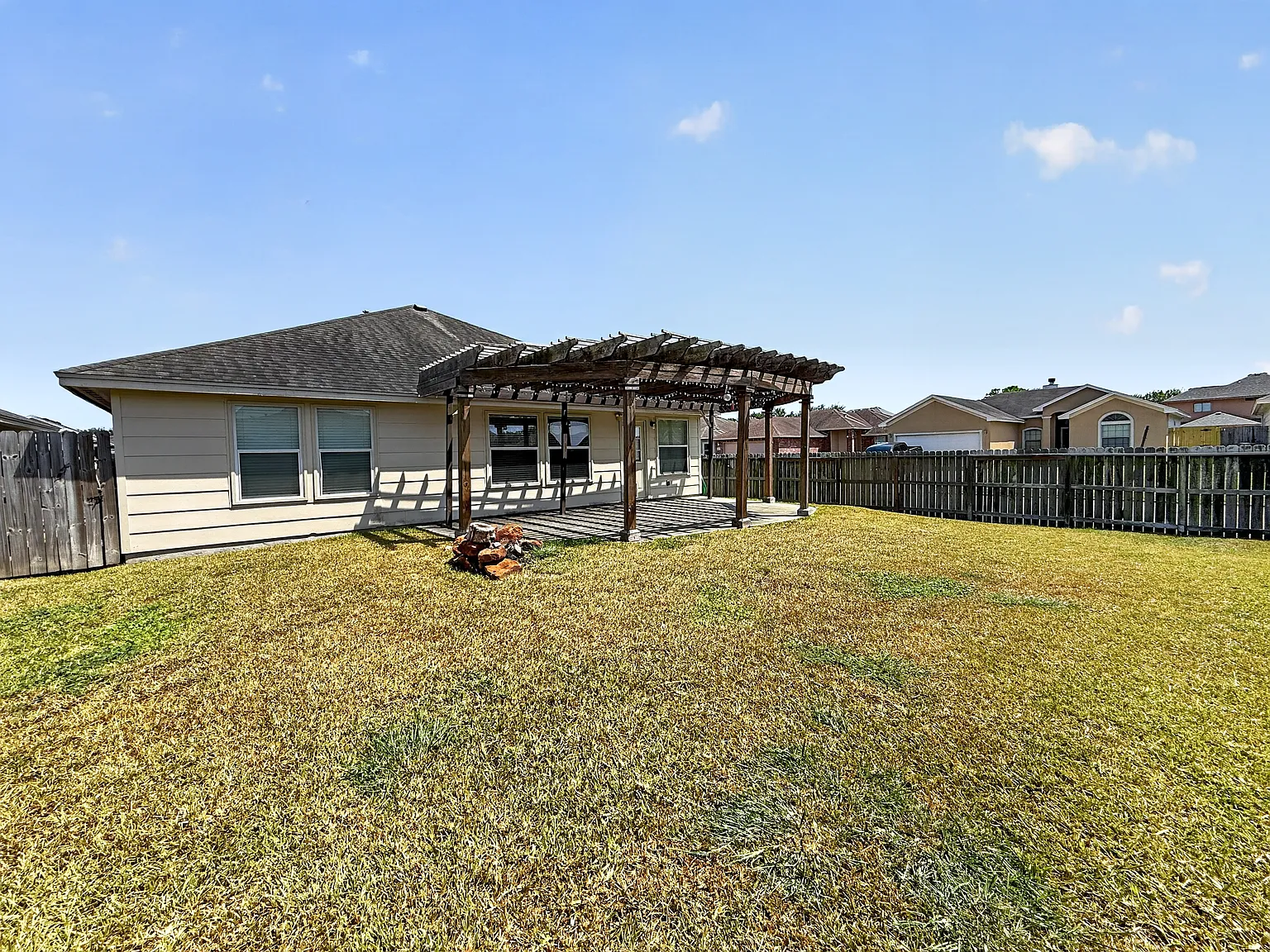 3 bed, 1384 sqft, $1,900 — Photo 2