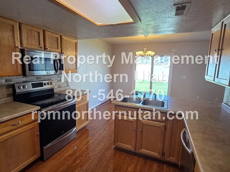 152 W 2525 N — Photo 6
