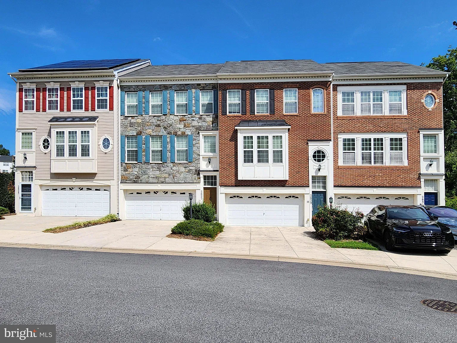 3 bed, 3.5 bath, 2403 sqft, $3,100 — Photo 2