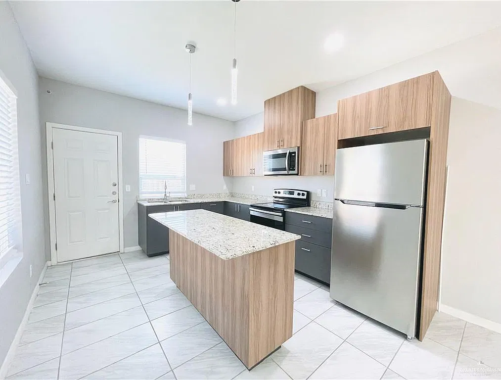 3 bed, 2.0 bath, 1045 sqft, $1,200 — Photo 3