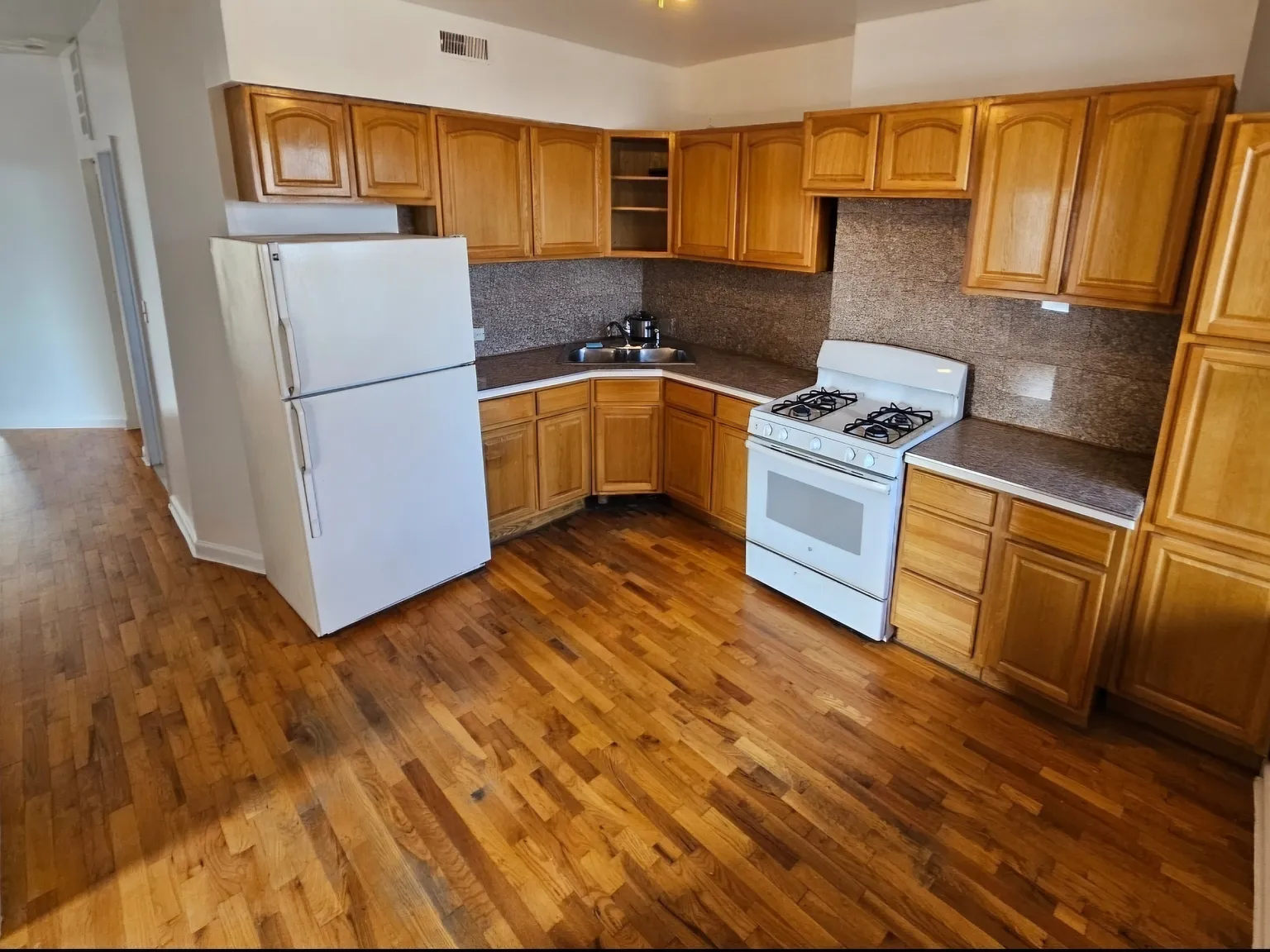 3 bed, 1000 sqft, $1,800 — Photo 4