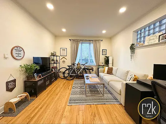 Rented by Realty 2000 Corp | media 2