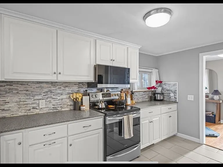 55 Columbia Ave — Photo 3