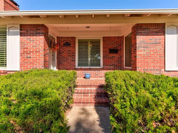 1817 Dorchester Pl, Nichols Hills, OK 73120