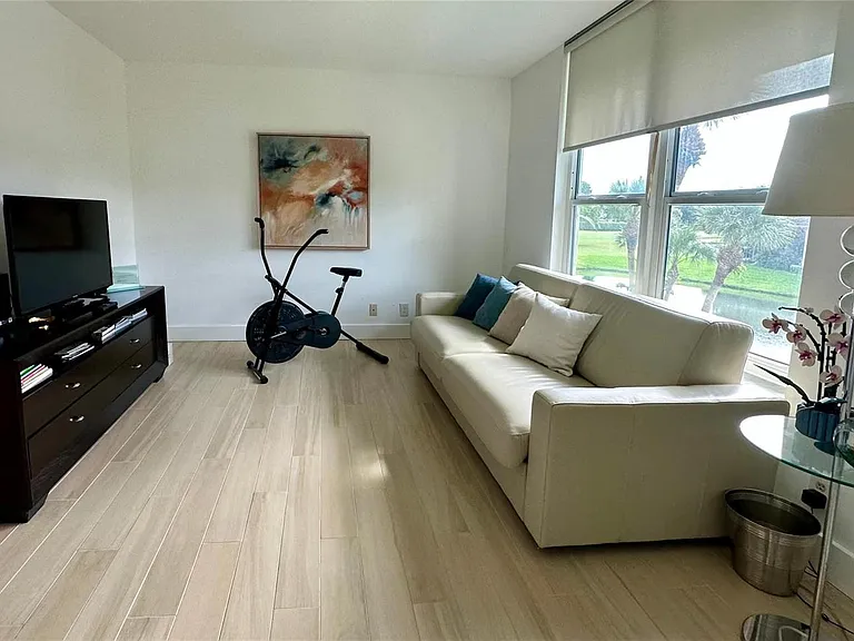 7582 Regency Lake Dr — Photo 15