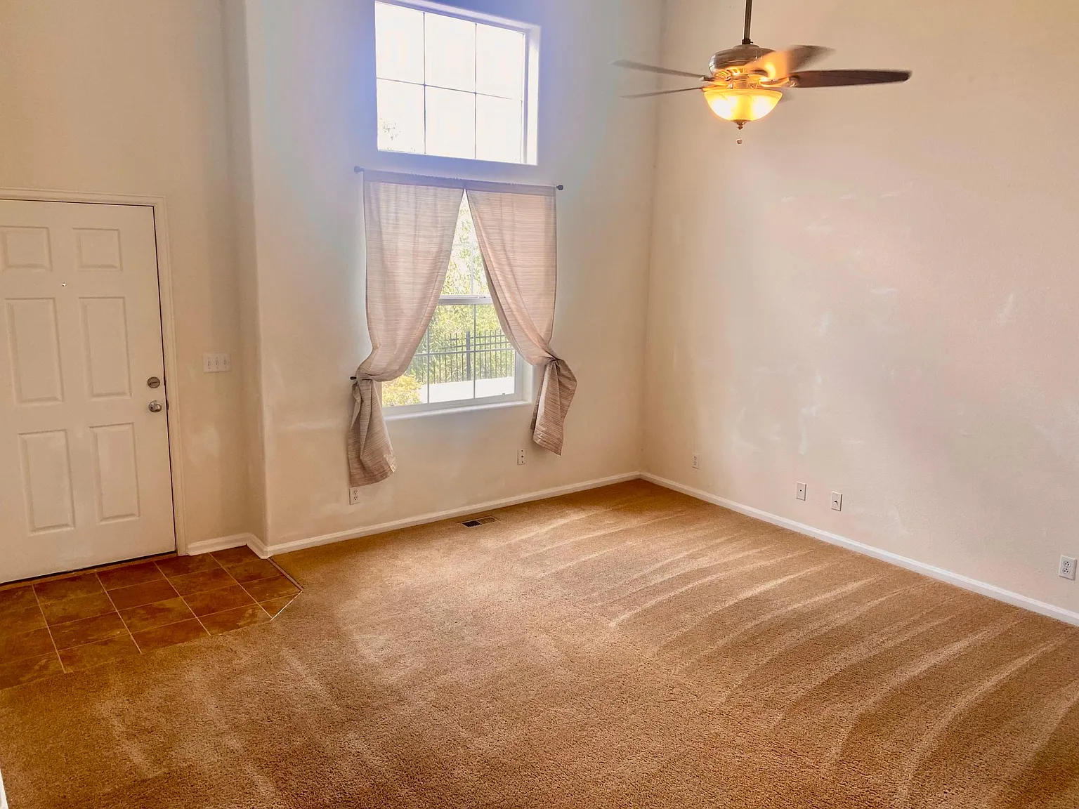 3 bed, 2.5 bath, 1645 sqft, $2,100 — Photo 4