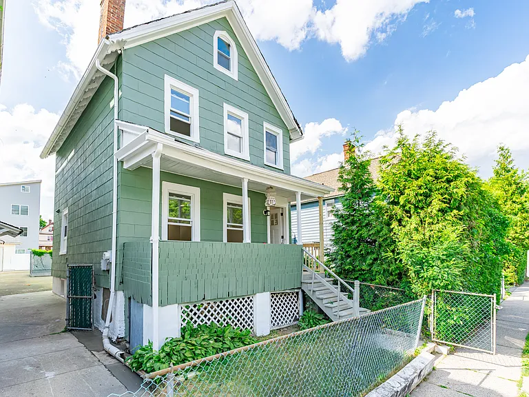475 Burnside St — Photo 1