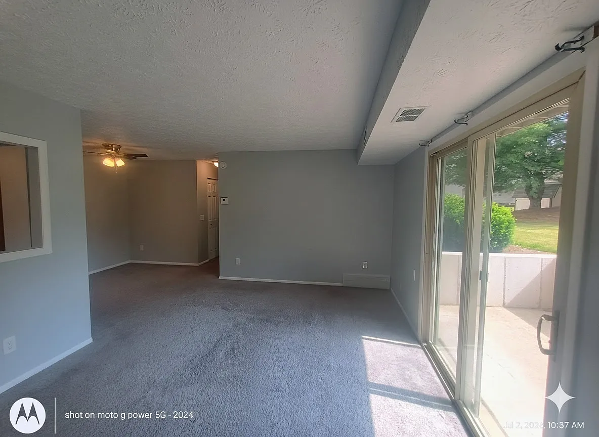 2 bed, 1.5 bath, 880 sqft, $925 — Photo 2